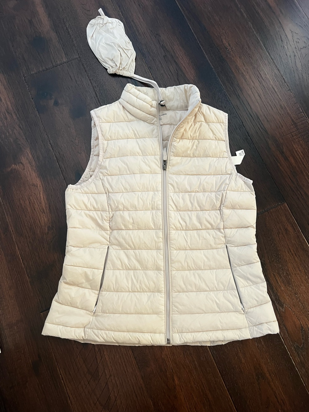 Lightweight water resistant off white pack able vest